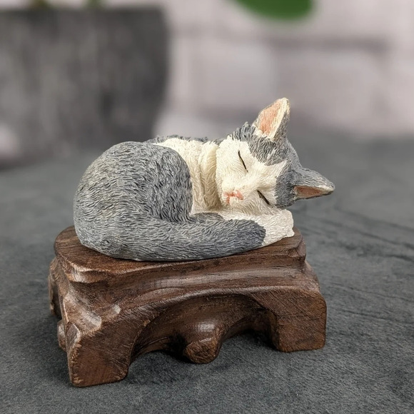 Carved ceramic sleeping gray and white cat miniature figurine collectable - Picture 1 of 7
